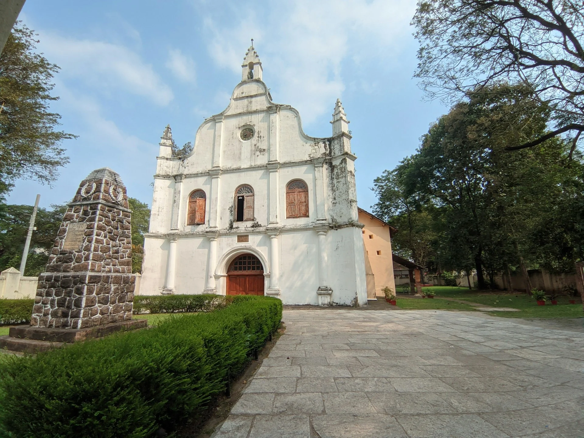 Marvel at the Historic Santa Cruz Basilica