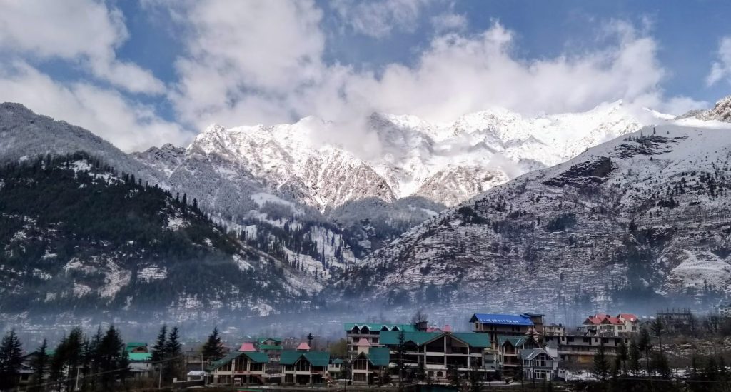 Manali, the heart of Himachal surrounded by snow capped mountains and lush greenery.